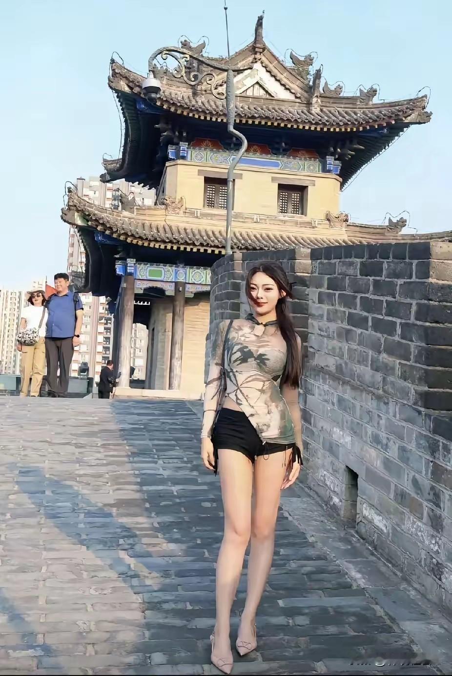 让你把后面的两个人P掉，谁让你把两个人P掉之后再添加东西？有些网友啊，就是抱着