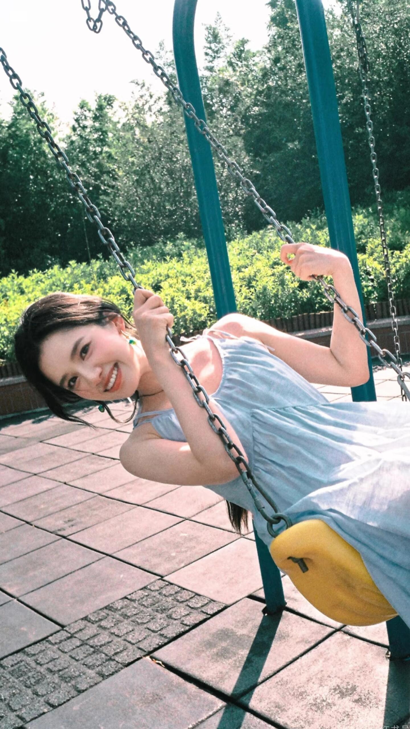 张婧仪花儿尽情的开吧好明媚的张婧仪张婧仪花儿尽情的开吧，张婧仪自在舒展，笑容充