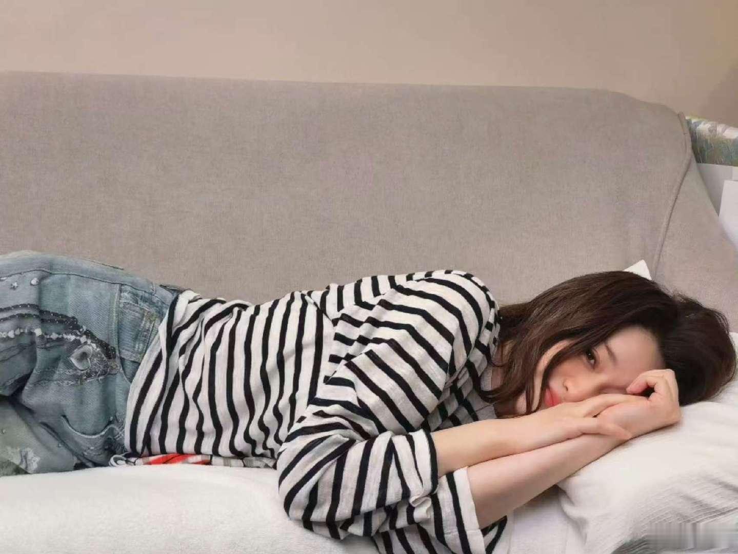 李小冉这张真是我配看到的角度吗凌晨三点的蛋挞+白皙皮肤+纤细身材，同时出现在一