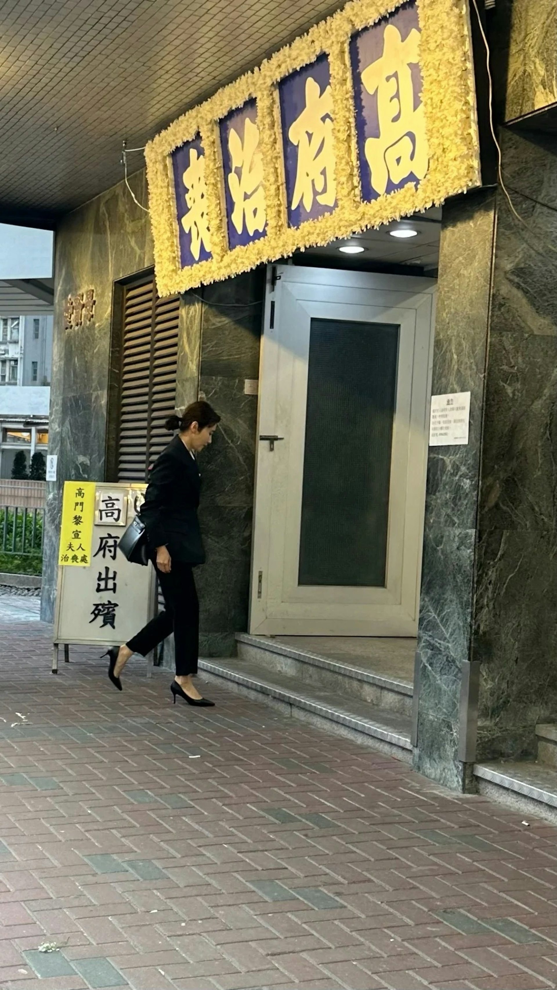 黎宣设灵，黎姿与弟弟无惧风雨一起送别姑妈。除此之外，林家栋、黄德斌和黎芷珊亦有现