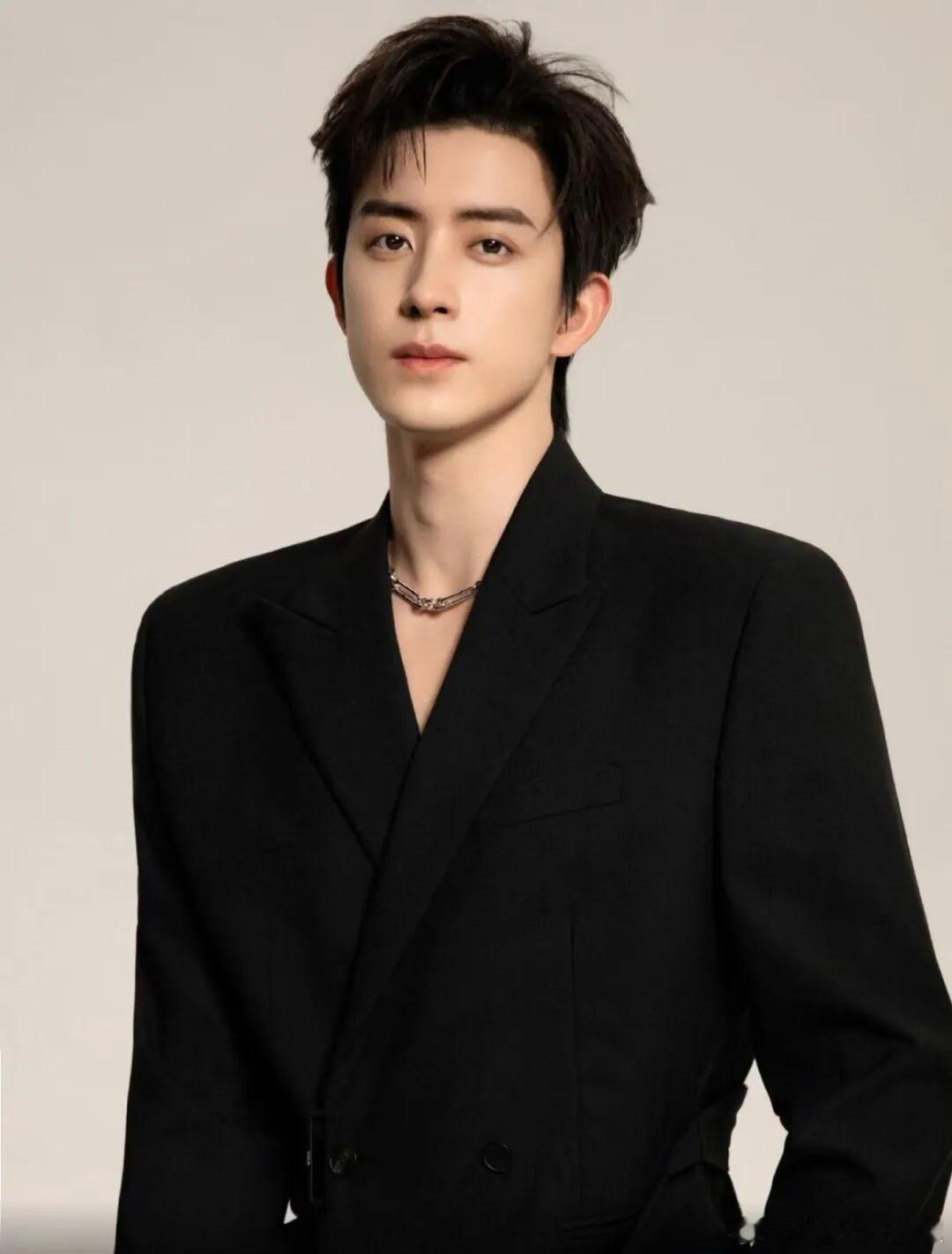 现在挺多人挺看好敖瑞鹏的，有点买股的意思，主要还是看他不二之臣的播出效果了～