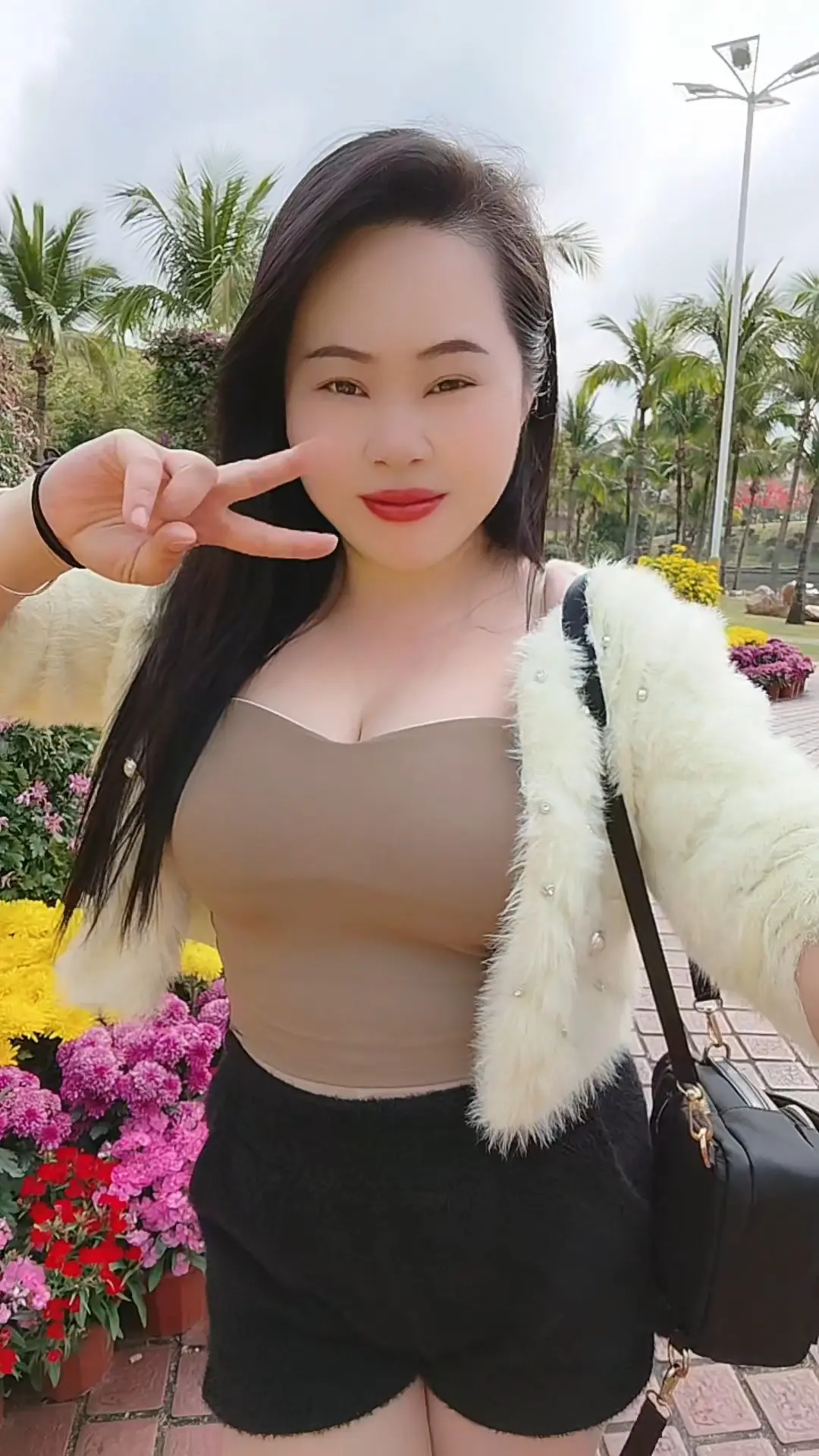 花似美人，人如花中仙子。 花美，景美，都不及我这个花妹妹笑容美！美的灿烂乐开怀！