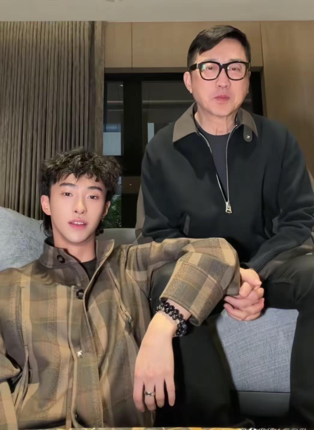 伊能静儿子拜年视频里一声“庾爸爸”，庾澄庆脸都僵了。下一秒哈利搂住他脖子笑喊“