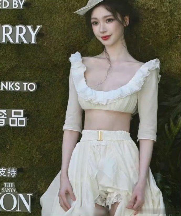 易梦玲颜值超抗打，网红与演员间似有壁垒，她却凭颜轻松跨越，魅力难挡，令人侧目。