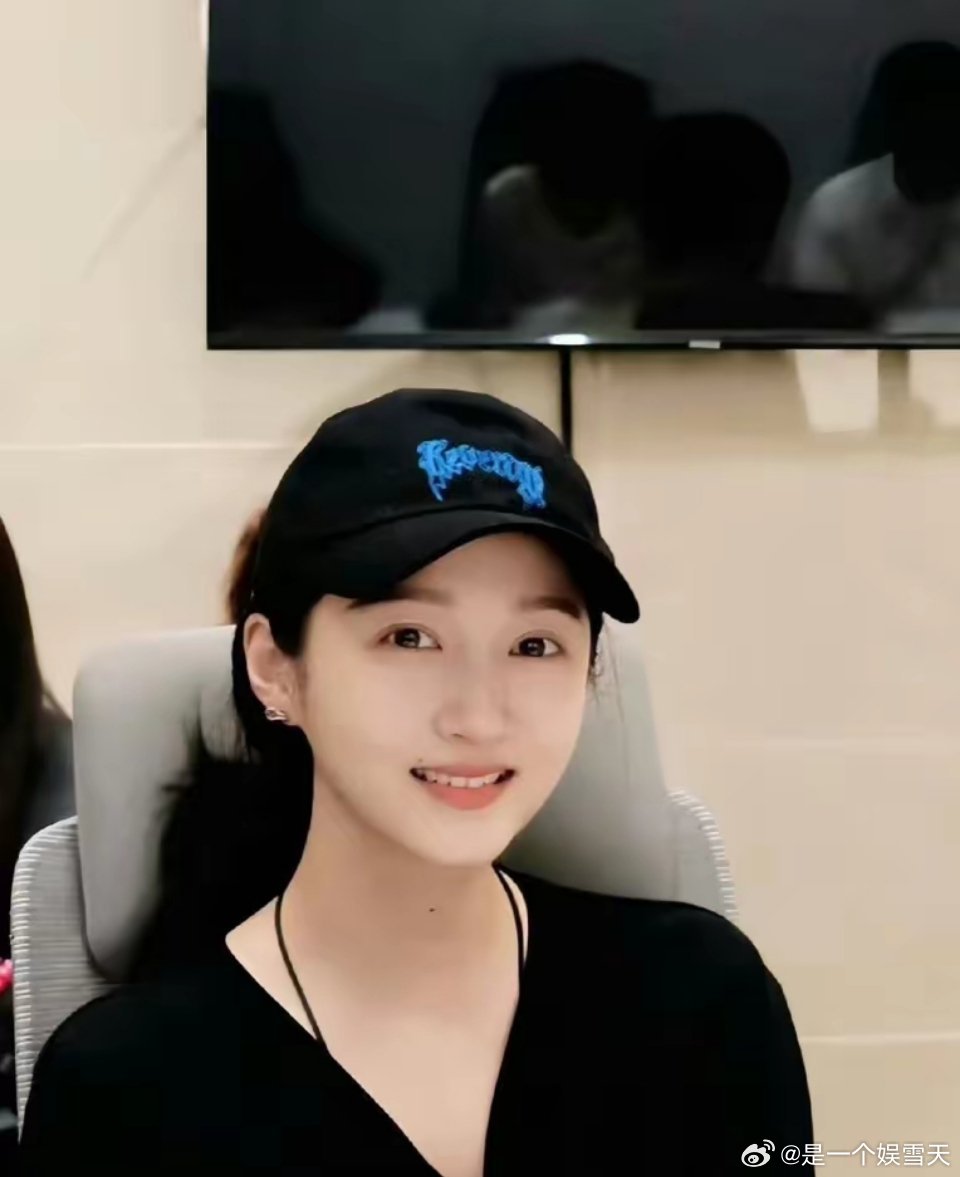 关晓彤白玉兰彩排戴负重手环，全网夸她自律。可多少人见过她凌晨收工后，素颜疲惫钻进