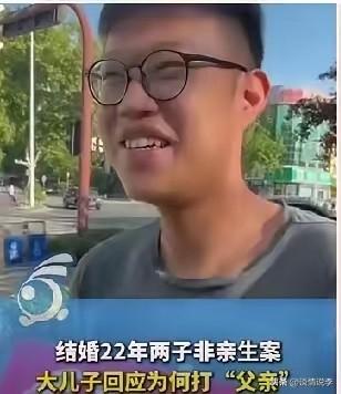你居然还笑得出来！21岁，太年轻了。真是一个傻孩子啊！可以打亲生父亲，但是不