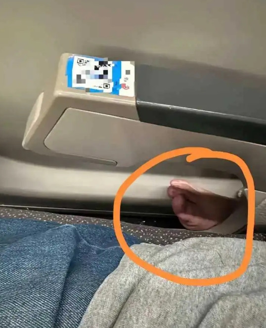 高铁上碰到这种人，又打不过他，怎么办?