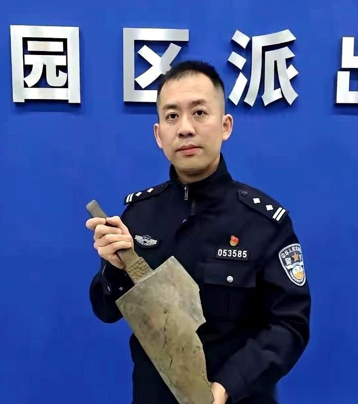 浙江湖州，一对捡破烂的老夫妻，正蹬着吱呀作响的三轮车，沿着河道搜寻。老爷子一弯