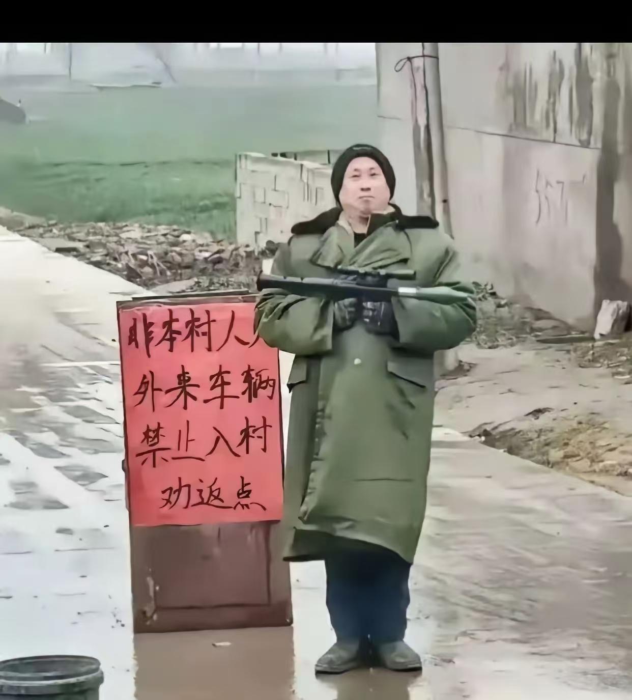 这眼神，绝了！谁敢硬闯试试？