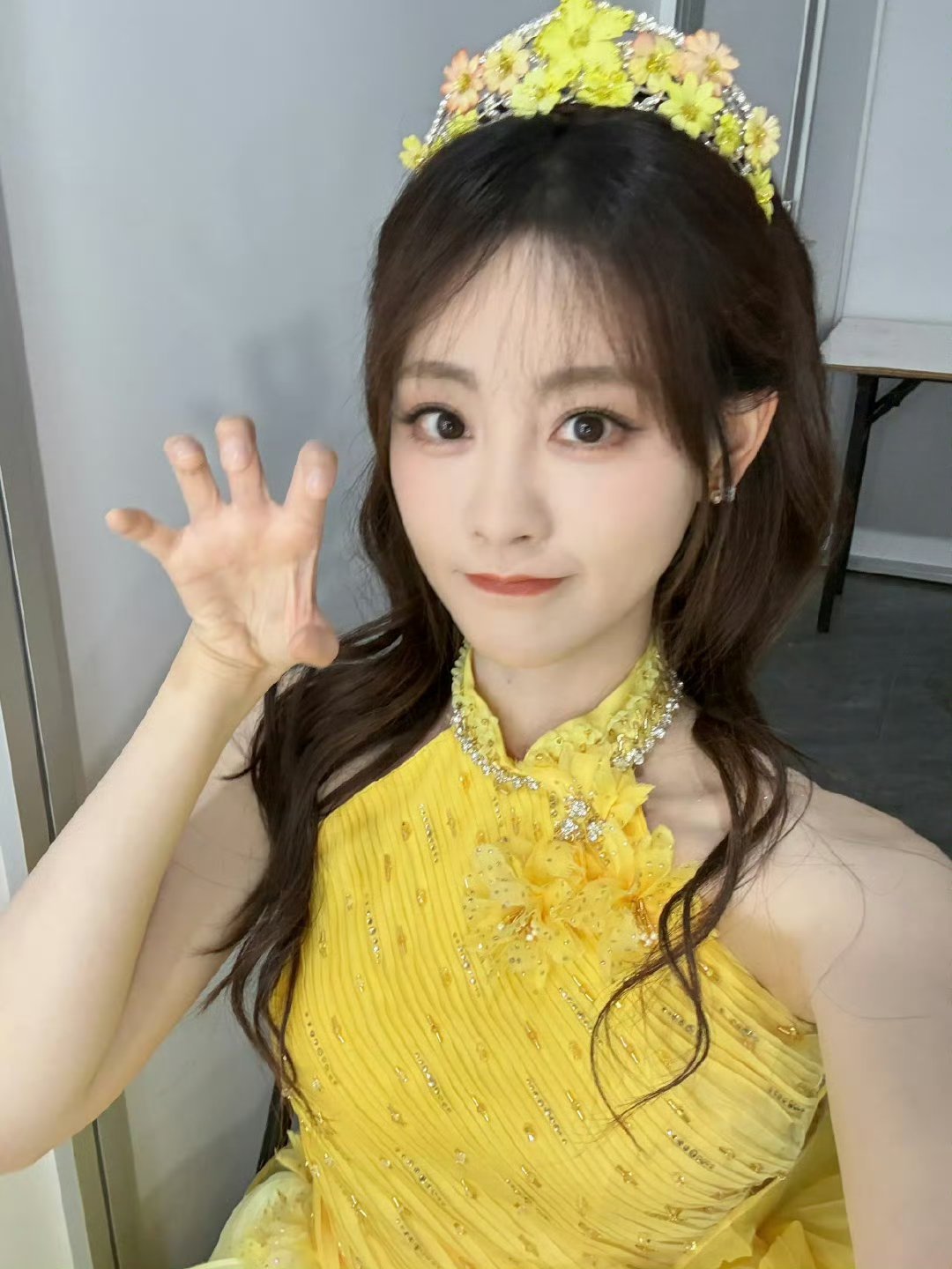 祝绪丹真的是小小花神，一身鹅黄裙裾曳流光裙，头戴花冕，花丛觅花神