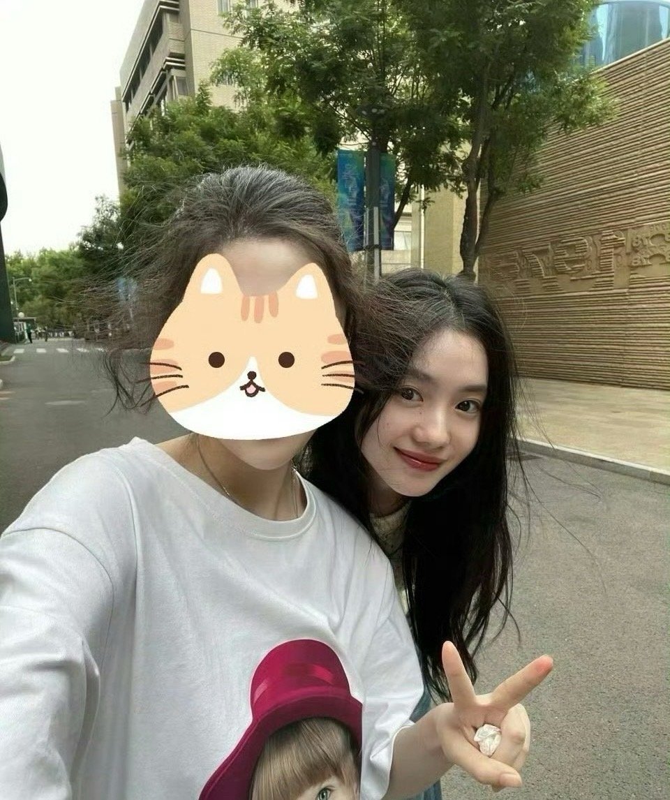 刘浩存和素人合照感觉在校园里面就是那种明艳大美女吧为啥说