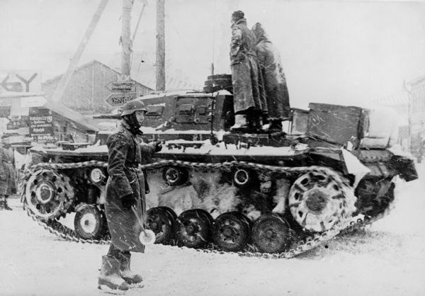 1941年斯摩棱斯克州的德军宪兵与三号H型坦克：冬季装备短缺的见证