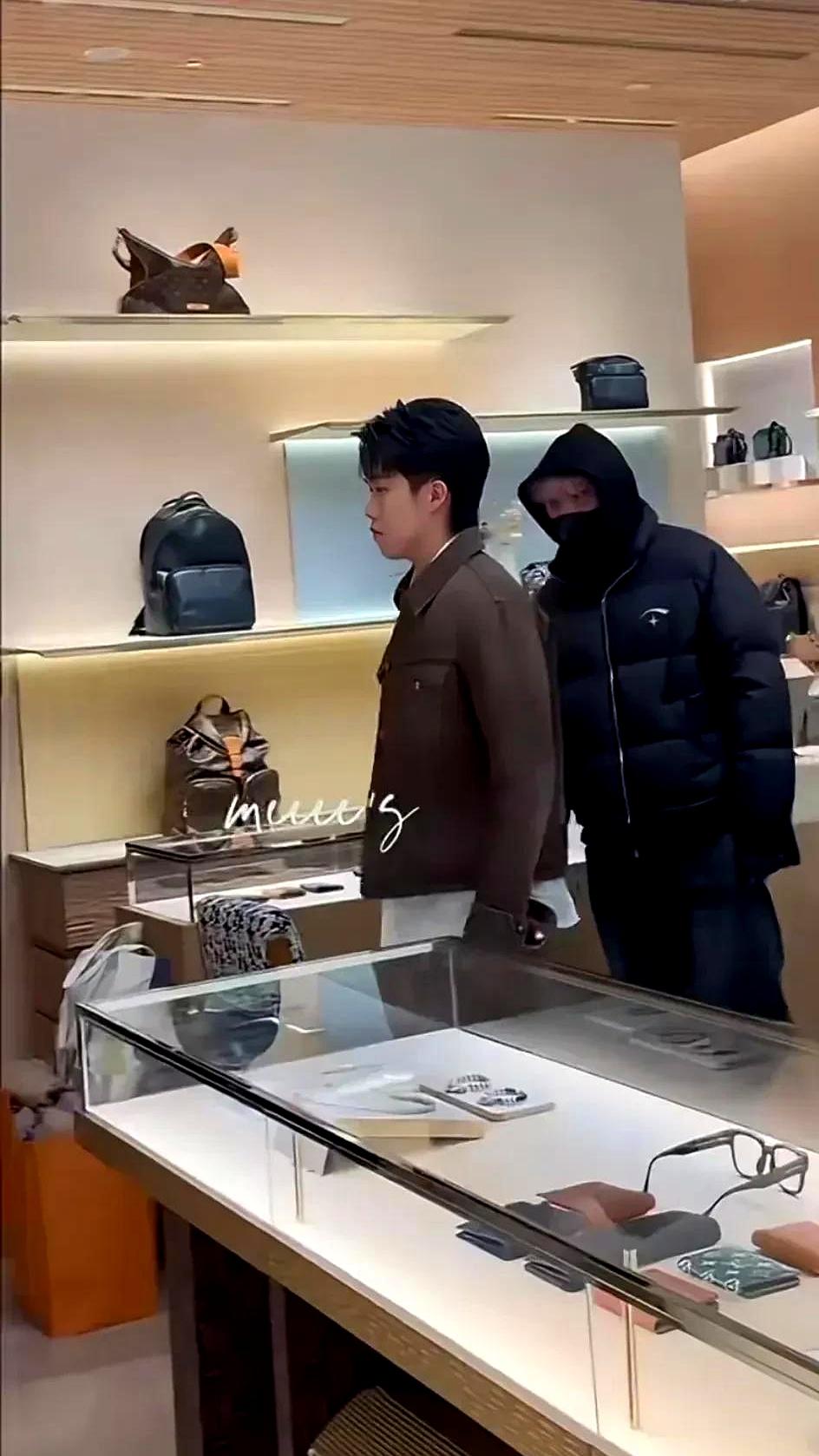 王CC离场被陌生女孩开门三里屯LV新店散场，一位没穿工牌的女生快走两步，