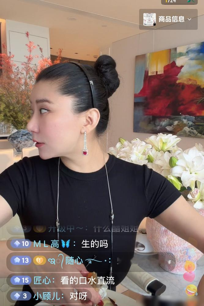谢贤前女友Coco又出来直播了，直播间里飘的全是老了脸垮了。她手上动作没停，边拆面膜边回了一句：我头