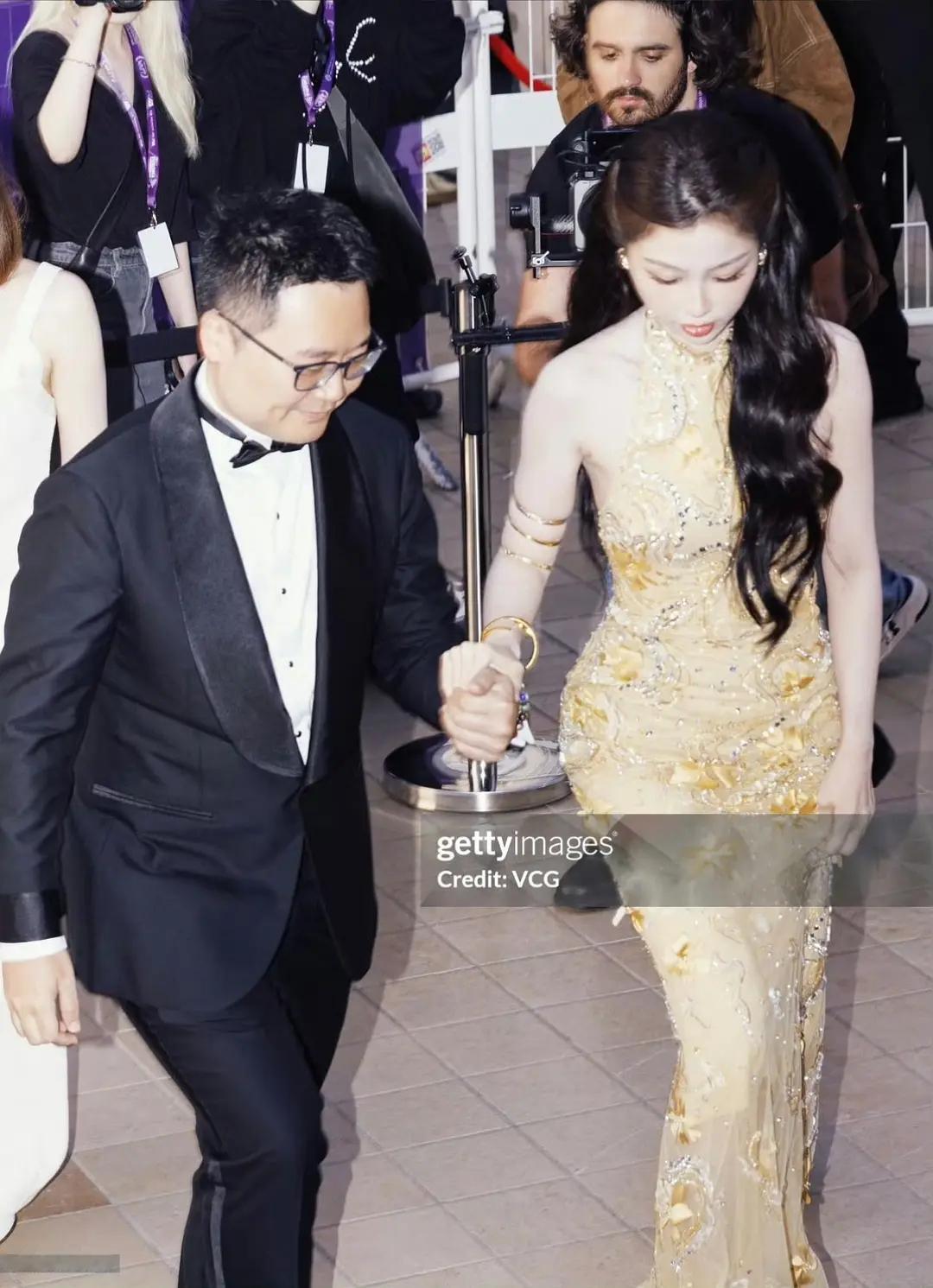 虞书欣这身衣服真的好显金贵啊，就是有点p过猛了吧