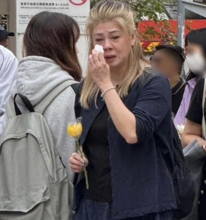 60岁香港女星梁佩玲去给大埔宏福苑火灾逝者献花，她身穿黑色衣服，表情哀伤，频频用