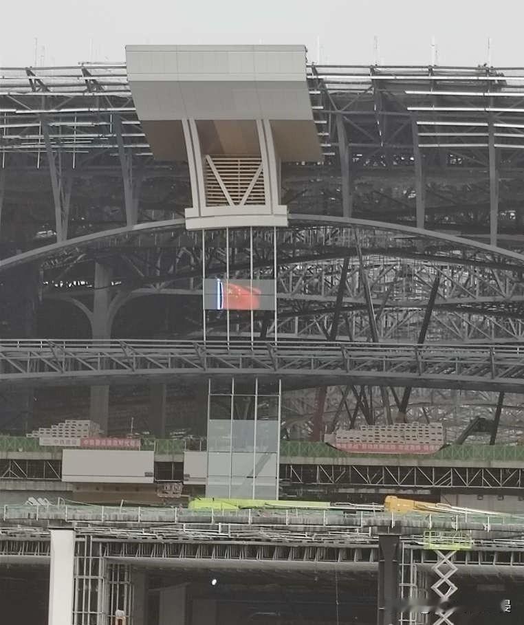 西安东站站房工地实拍图：未完工已显大气站在西侧拍摄西安东站站房工地，镜头里的