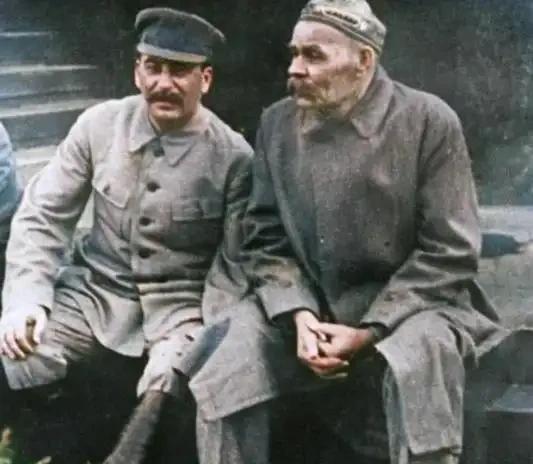1922年，52岁的列宁与44岁的斯大林在莫斯科留下了这张珍贵的合影，令人印象深