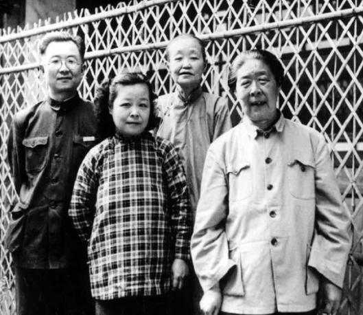 1975年，书画家启功的妻子病逝。咽气前，妻子对启功说：“我在后院藏了宝贝。”启