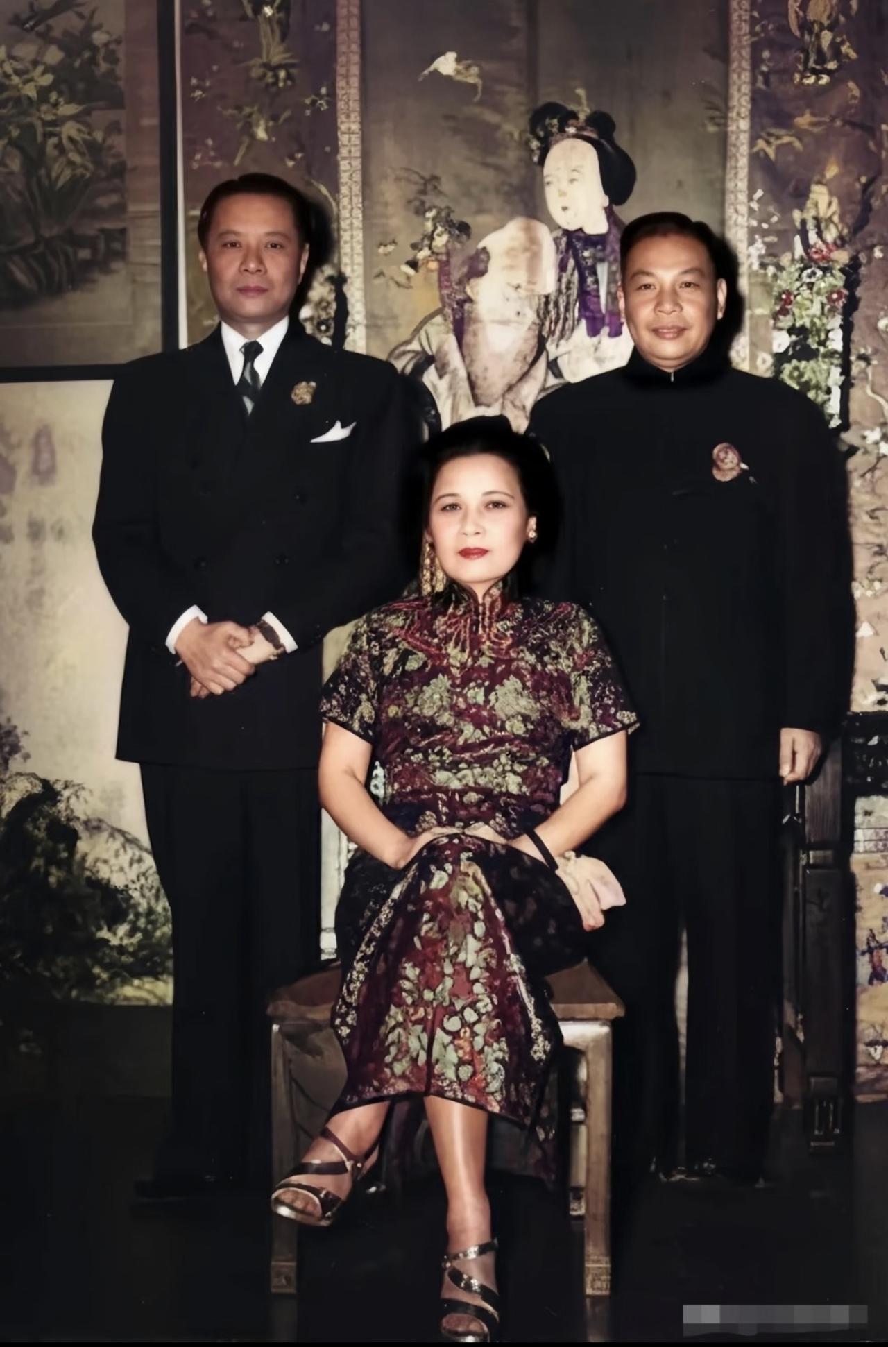 没想到这张60年代台北拍的蒋宋家族合影里，居中是宋美龄，左边穿西装的宋子安只比右