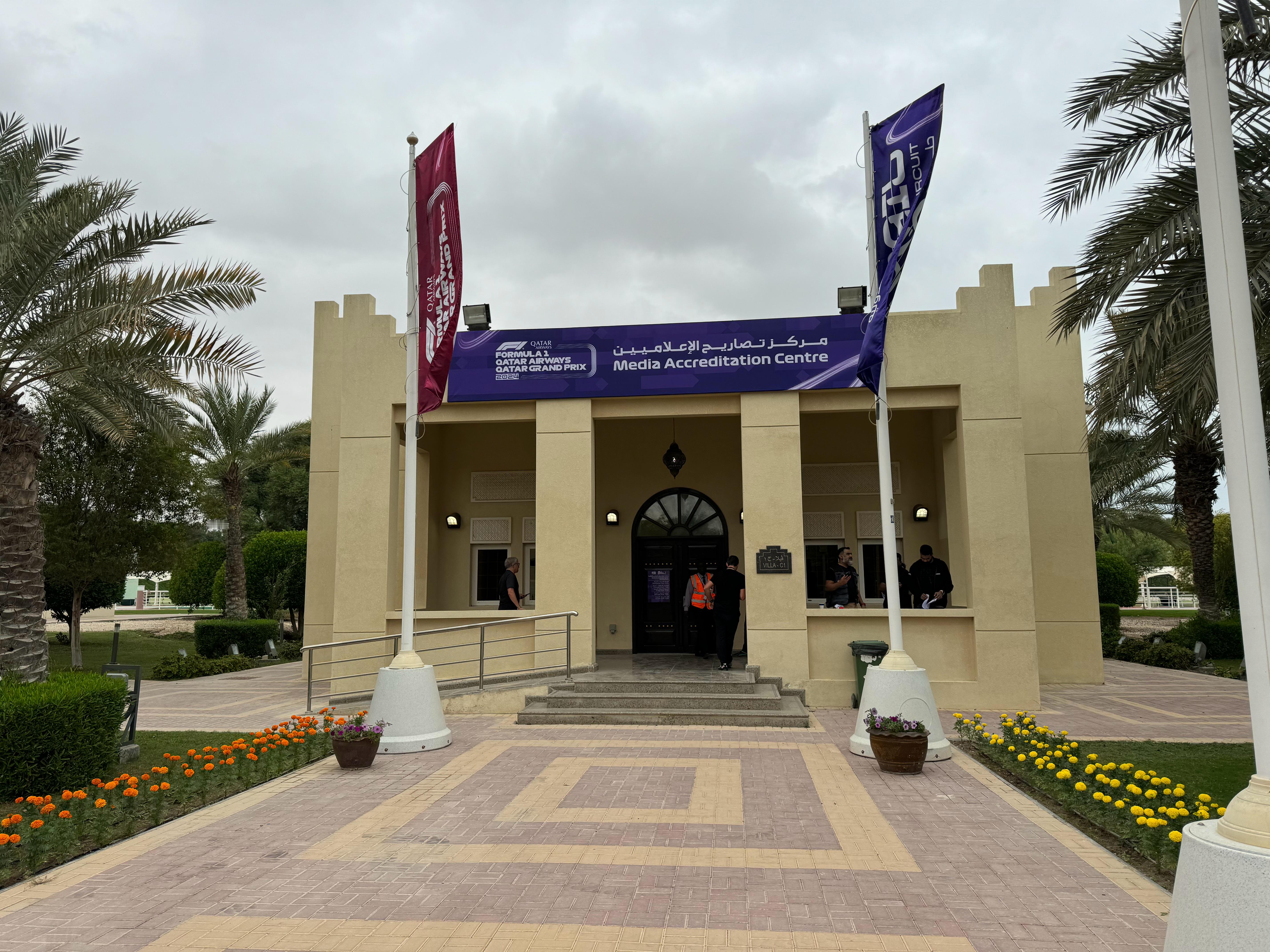 去年在卡塔尔大奖赛的一些库存图1：官方的授证中心位于赛道旁边大约5km的一个射击