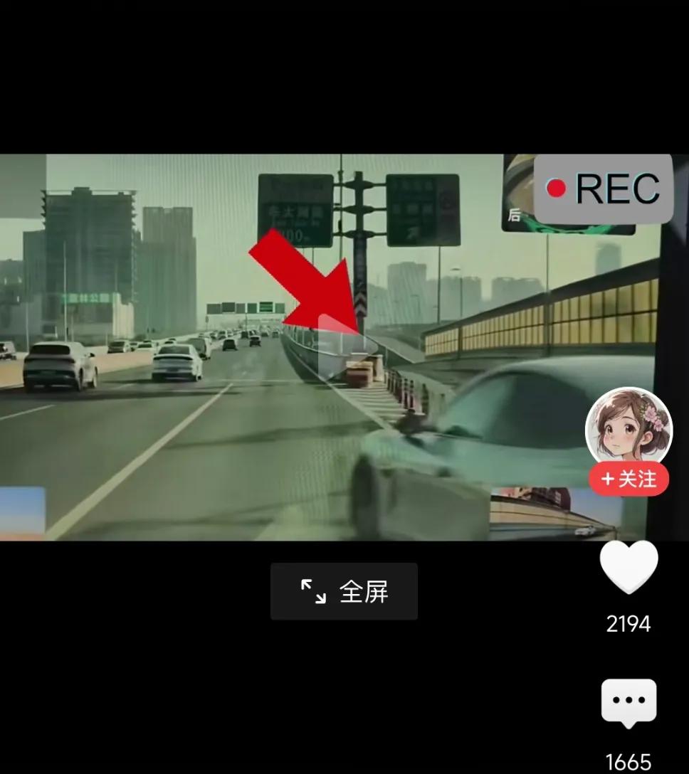 小米su7真是神车，见缝插针刀片超车，就一点缝它也能挤过来，一把方向以后车身还是