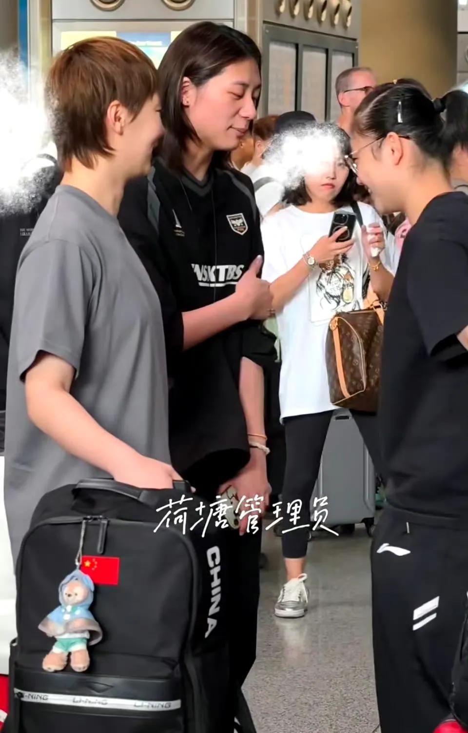 曼昱、陈熠、徐奕出发瑞典大满贯[赞]，曼昱这三姐妹真是要好啊[笑着哭]，三个人