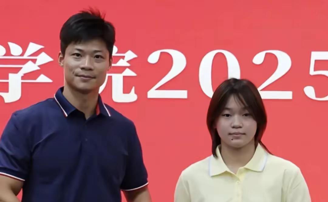 暨南大学迎新晚会上，终于看到全红婵了，她的脸还是胖嘟嘟的，挺让人担忧的……现在