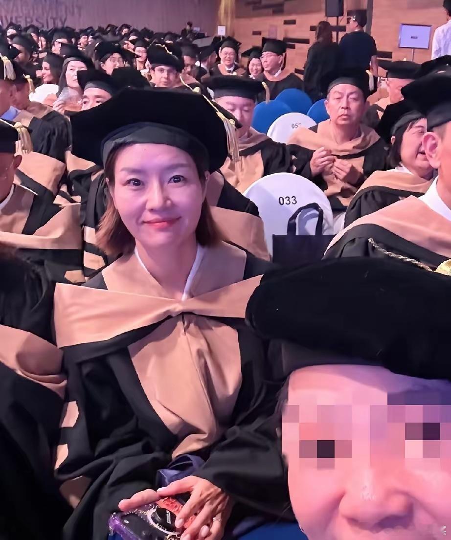 网球一姐李娜真是闷声干大事，44岁的她已经获得了博士学位，穿着博士服参加新加坡管