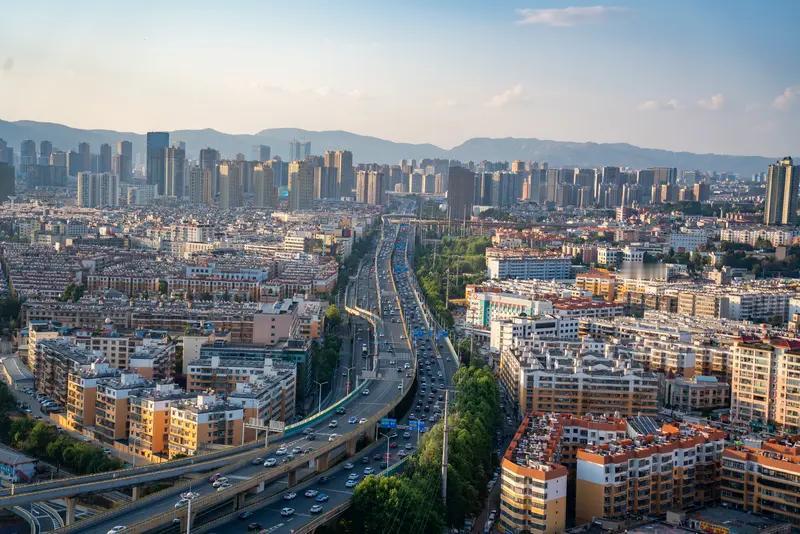 在昆明市推行地摊经济的过程中，以下区域或地点是允许免费摆摊的：1. 石林彝族