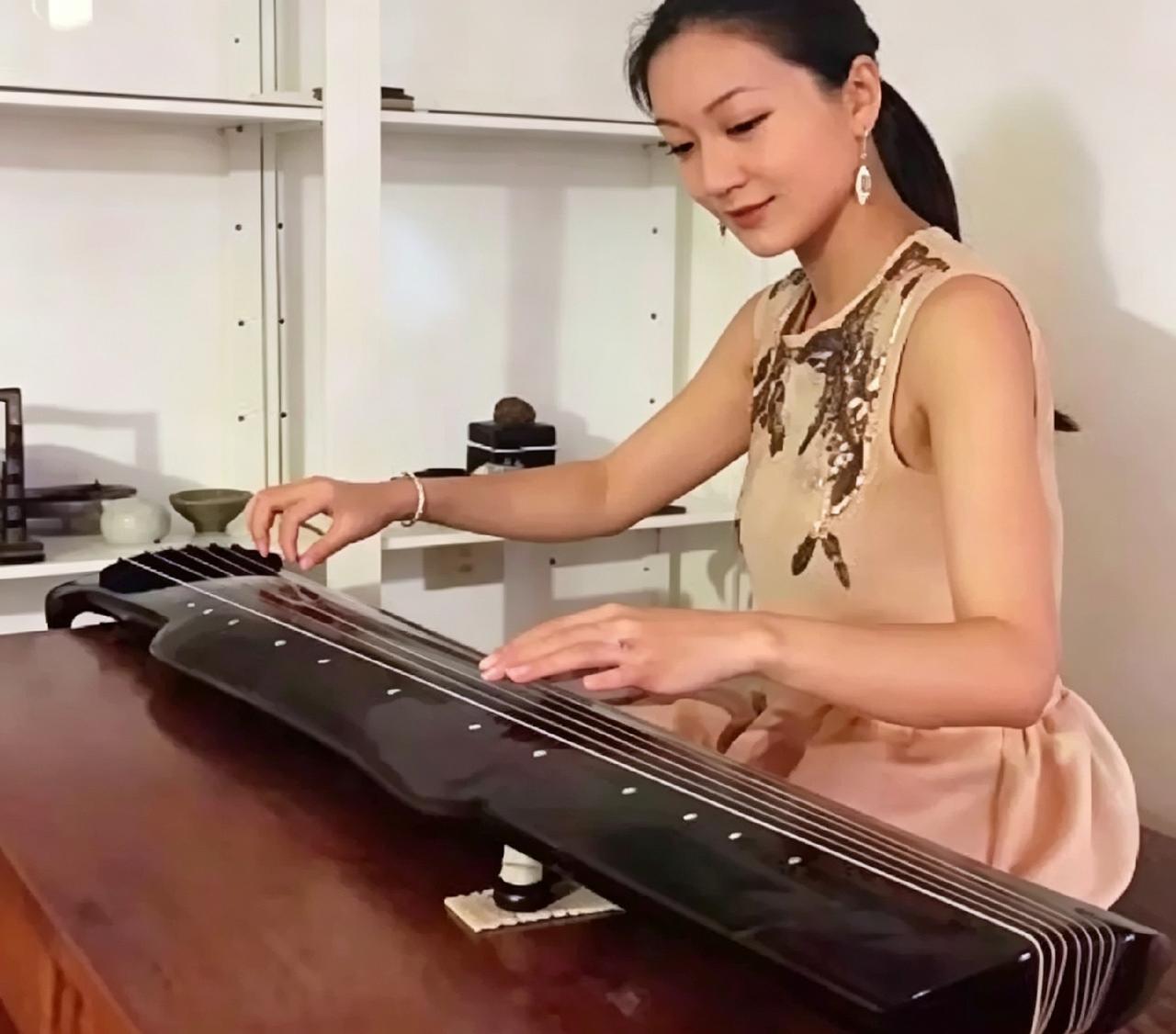 看到张艺谋媳妇陈婷弹古琴的照片。没穿金戴银，就一件素色褂子，在那安安静静拨弦。老
