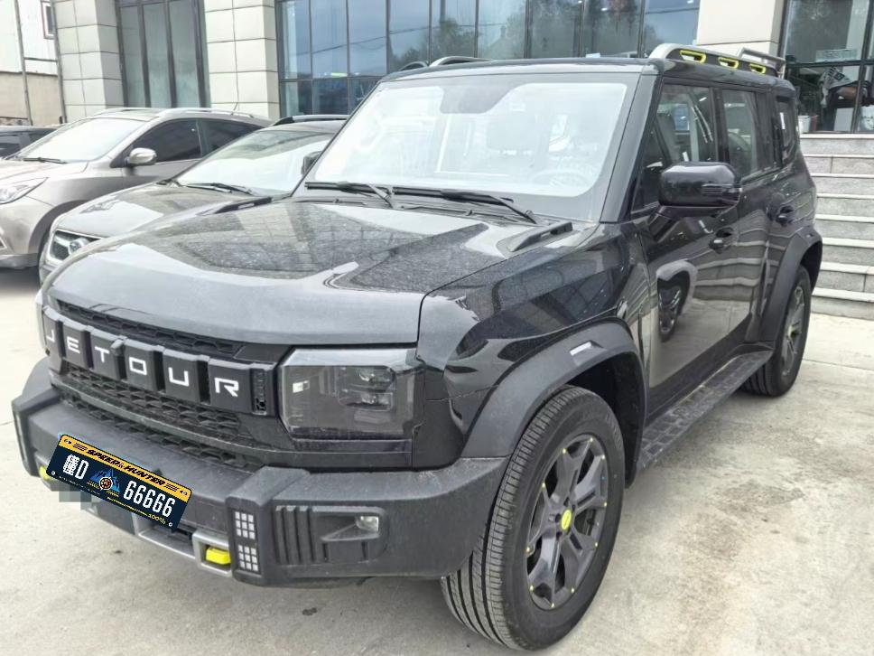 捷途旅行者凭借方盒子硬朗的气质，上市直接热度爆棚，热度非常高。而且这台车我也是到