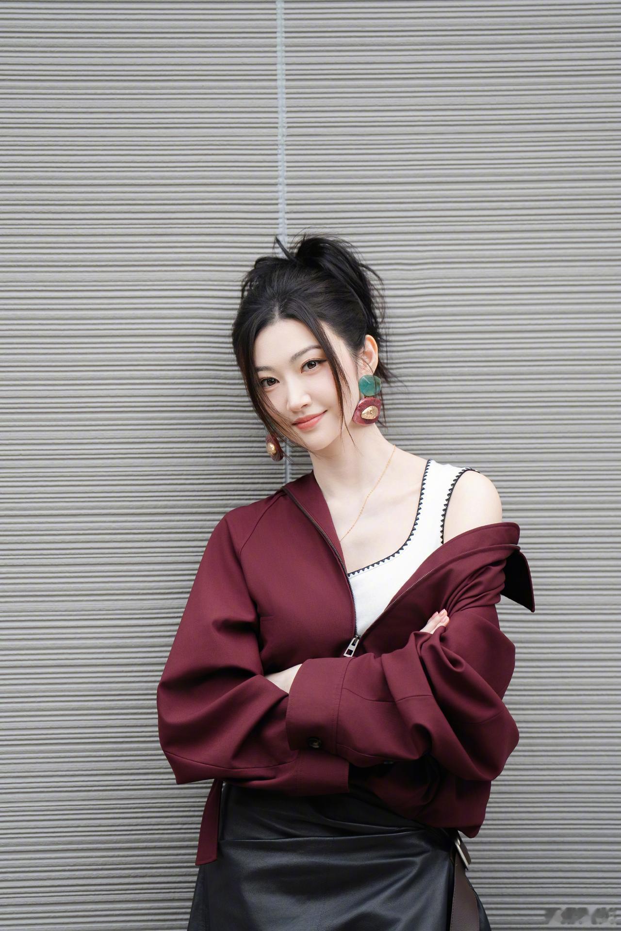 曝景甜上海豪宅再度降价出售，这次整整又降了1500万，比刚开始的报价少了3500