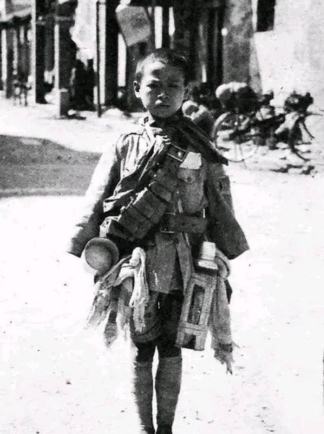 1938年，日军想拍摄一个懦弱的中国战俘形象，于是找到了15岁的季万方，他瘦小得