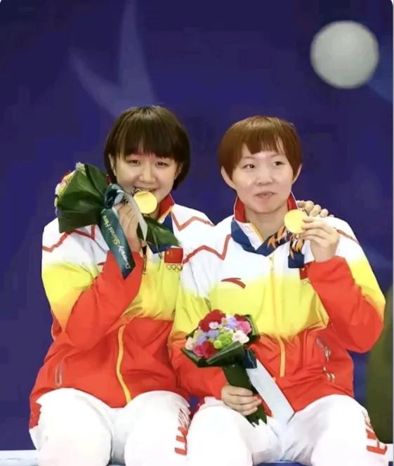 陈梦和朱雨玲这俩国乒女神，简直就是乒乓界的“神仙姐妹花”啊！一个沉稳霸气像大姐