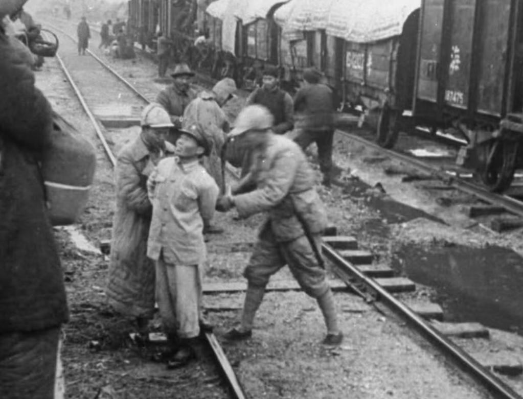 1948年，三大战役之淮海战役历史留影！下图为兵败如山倒的国军正从京浦线败退