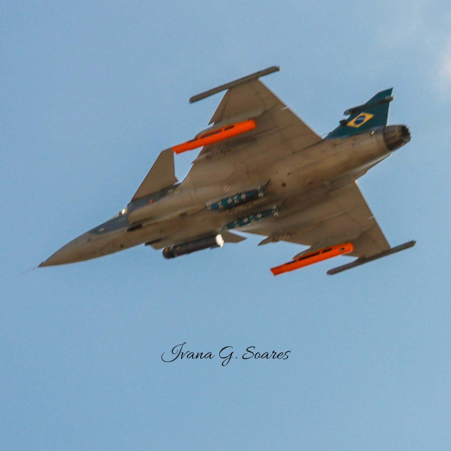 巴西空军机号FAB4100的"鹰狮-E"正在进行空对地武器测试。挂激光制导和铁