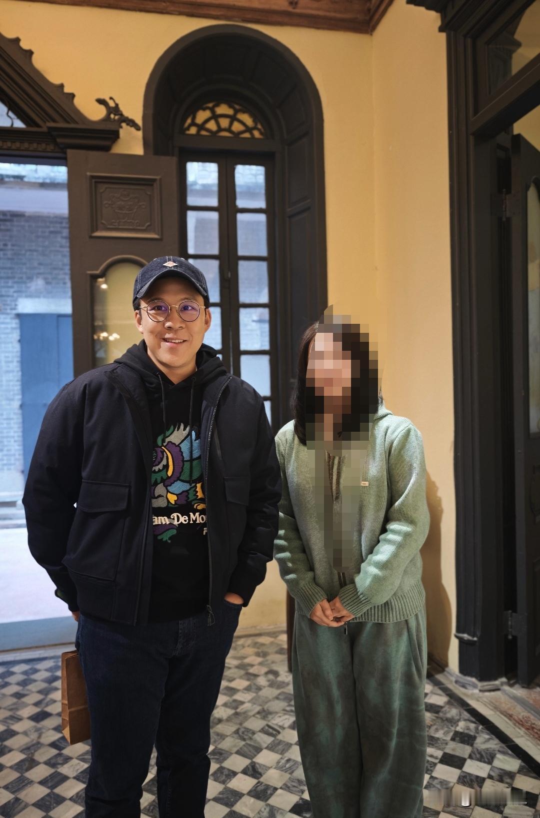 霍启刚蹲在地上，教三岁女儿搓香泥。旁边就是价值上亿的简氏别墅。但这个豪门继承