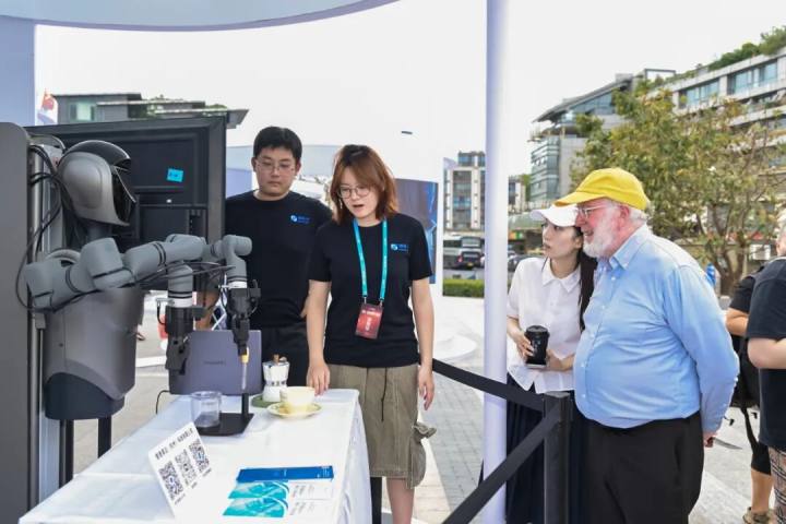 名列“微软系40大AI科学家”, 从西雅图到杭州, 他想让机器人走出“洞穴”