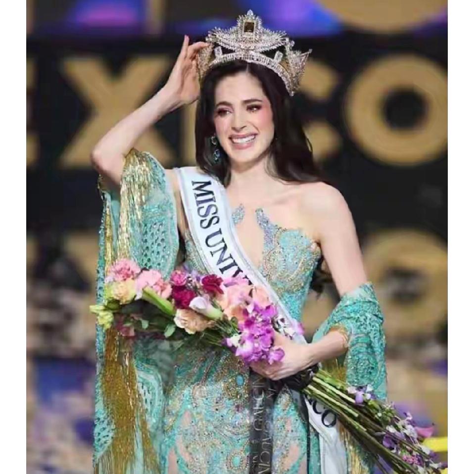 尊严比荣誉都重要，为环球小姐集体离场抗议叫好11月4日，在环球选美“佩绶带仪式