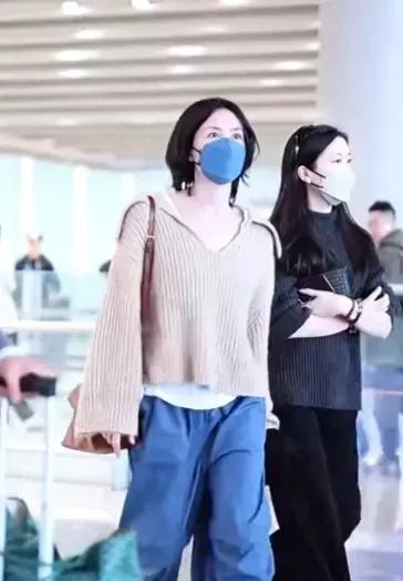 王菲李嫣母女被偶遇有人说，李嫣似王菲翻版，岁月在天后身上留不羁韵味！说的