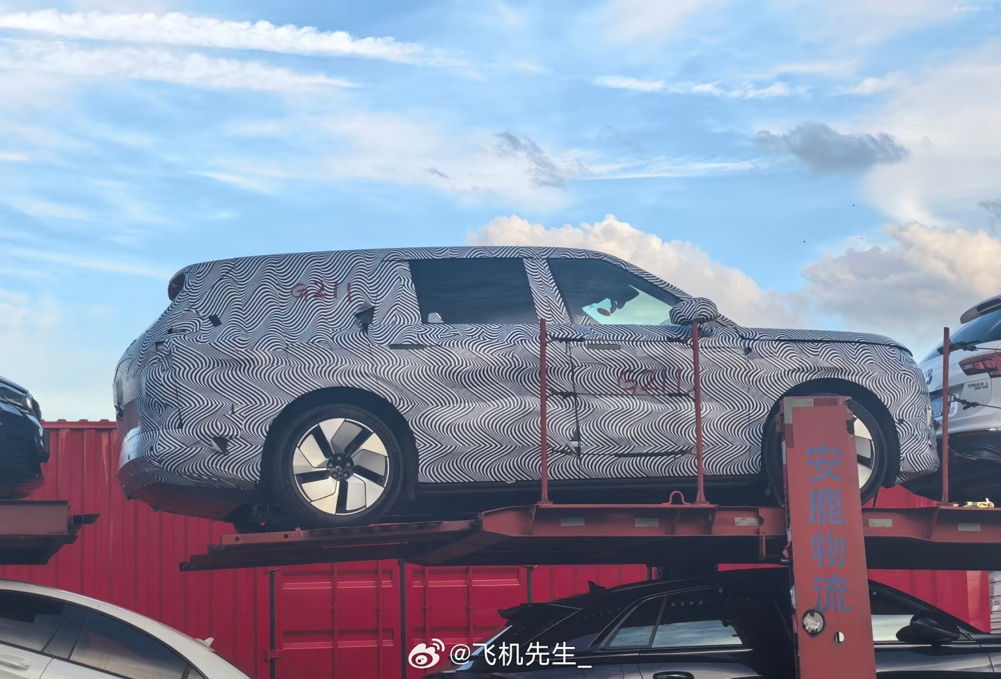 按照我对小鹏伪装的经验，小鹏G01应该到了一个新节点了：1、G01变成轻伪