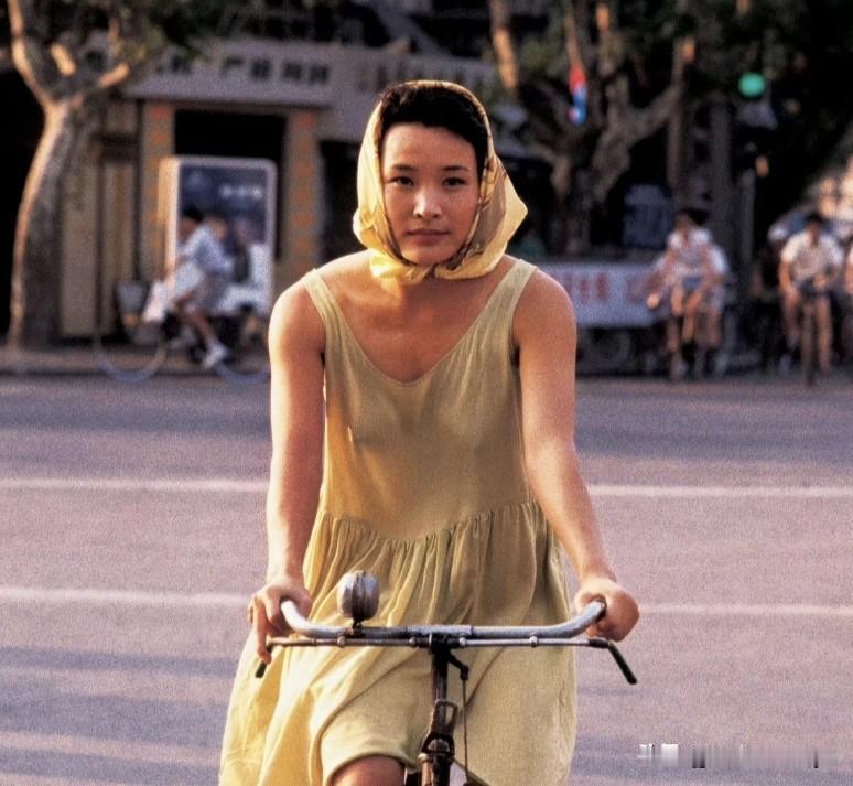 陈冲是土生土长的上海人，早年就是家喻户晓的女明星，年轻时候的颜值和气质在圈内拔尖