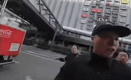 两名中国游客走在日本街头时，被日本人听到在说中文，随后两人被多名日本人围住后破口