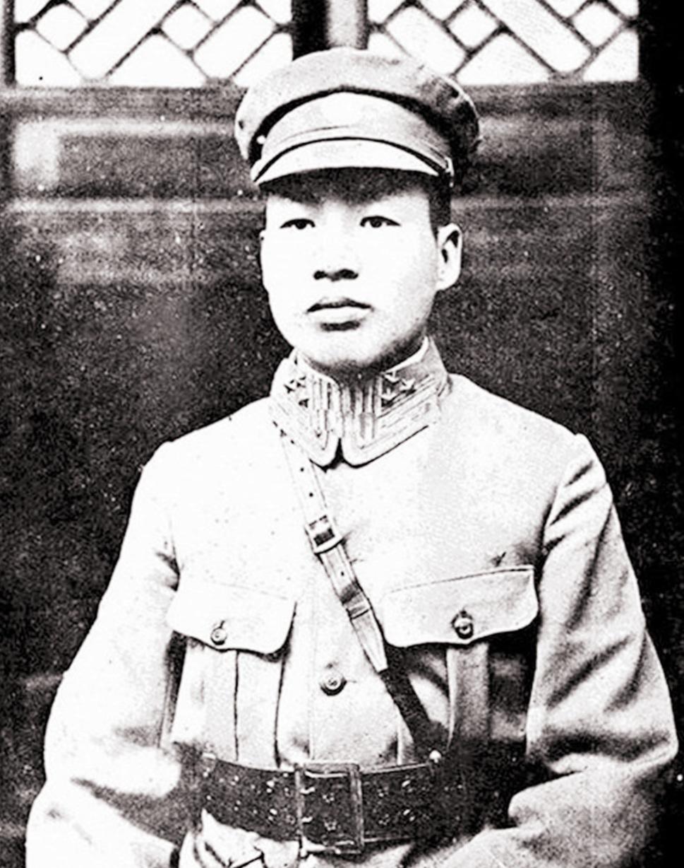 没有下令把铁索炸断，负责泸定桥的刘文辉，解放后官至林业部长，和傅作义一个级