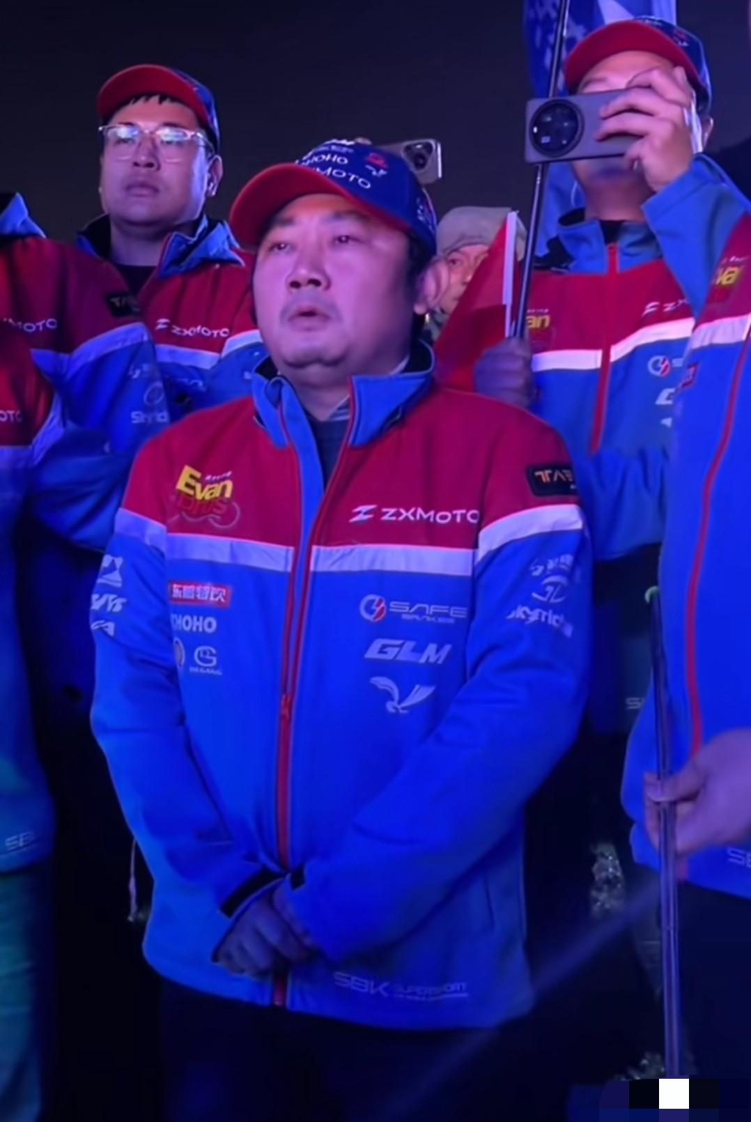 刚刚拿到摩托车界「世界杯」的国产张雪机车，再看看他衣服上的赞助商，只有一家来自中