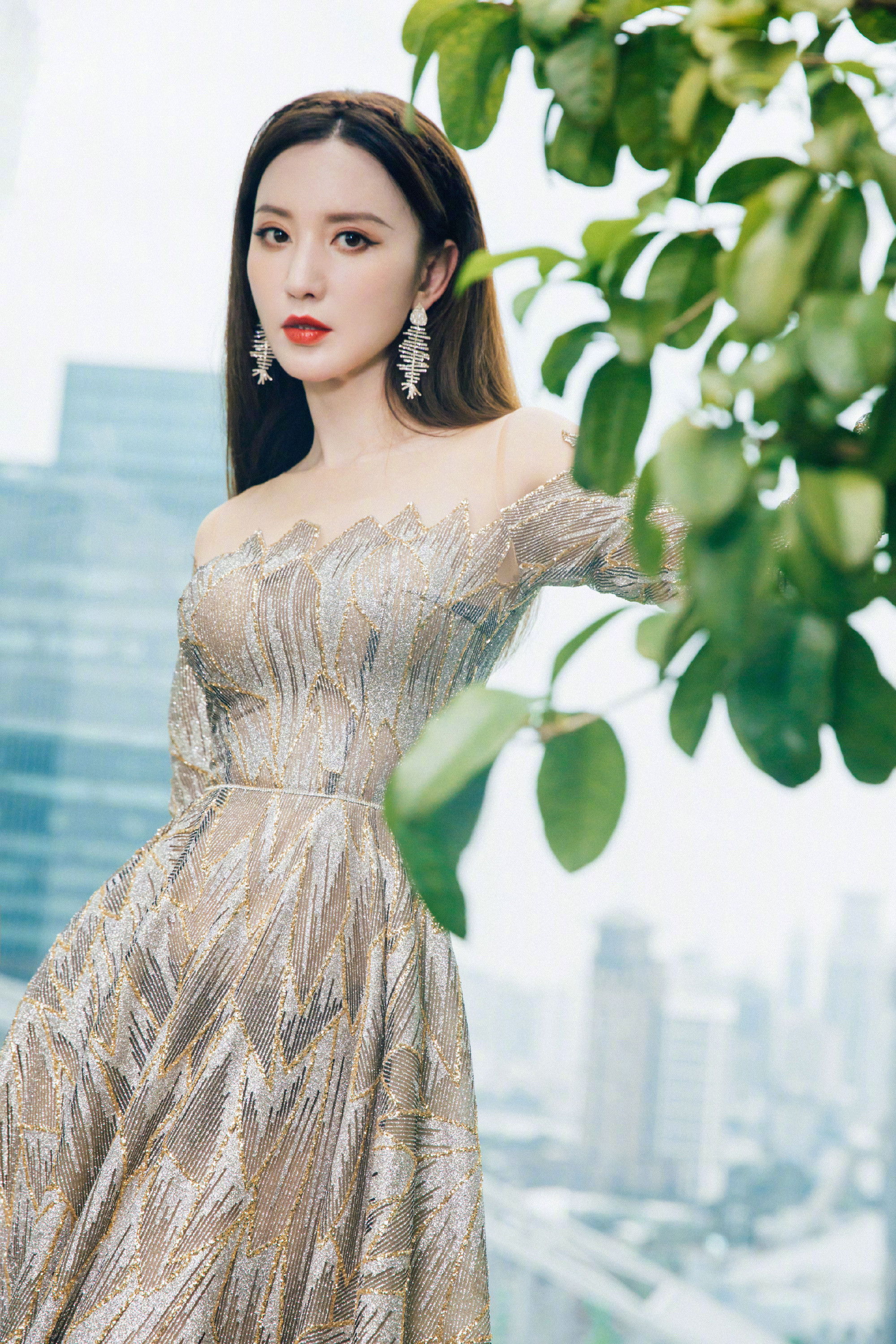 张萌，一袭金色刺绣拖地礼服，整个人都透着明媚风情。张萌