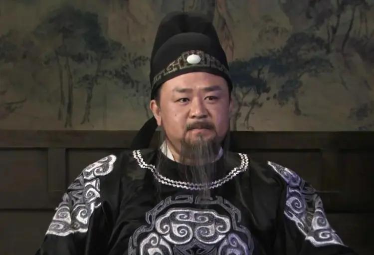 692年，唐朝监狱里，来俊臣拿着盐水鞭，一把挥向62岁的宰相狄仁杰。狄仁杰见状立