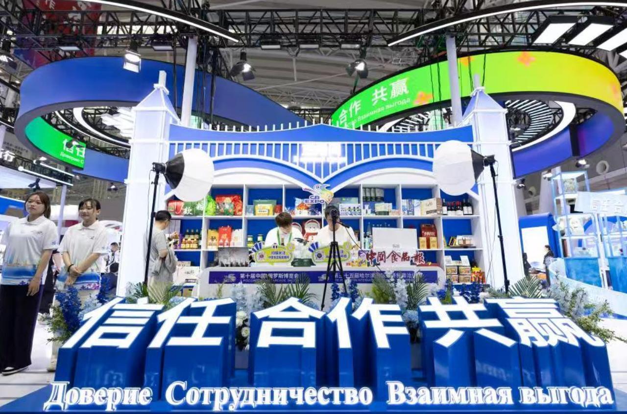 普京抵达中国前24小时，俄罗斯总统助理乌沙科夫表示，俄中为发展邻国之间的关系树立