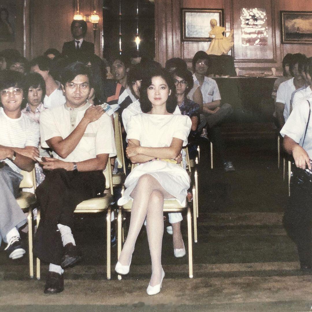 1981年4月，香港，坐在C位的邓丽君美的像天使，她旁边的男人也很有气质，大喇叭